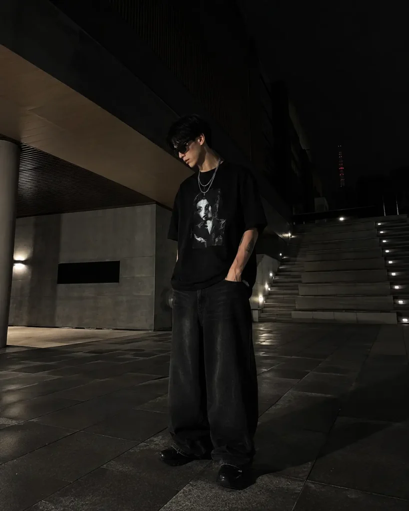 Outfit hombre con polera oversize negra y pantalón baggy
