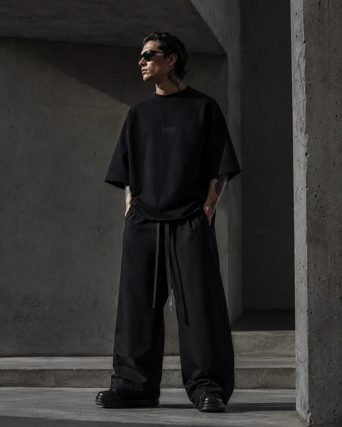 Polera oversize hombre hëo negra en outfit streetwear