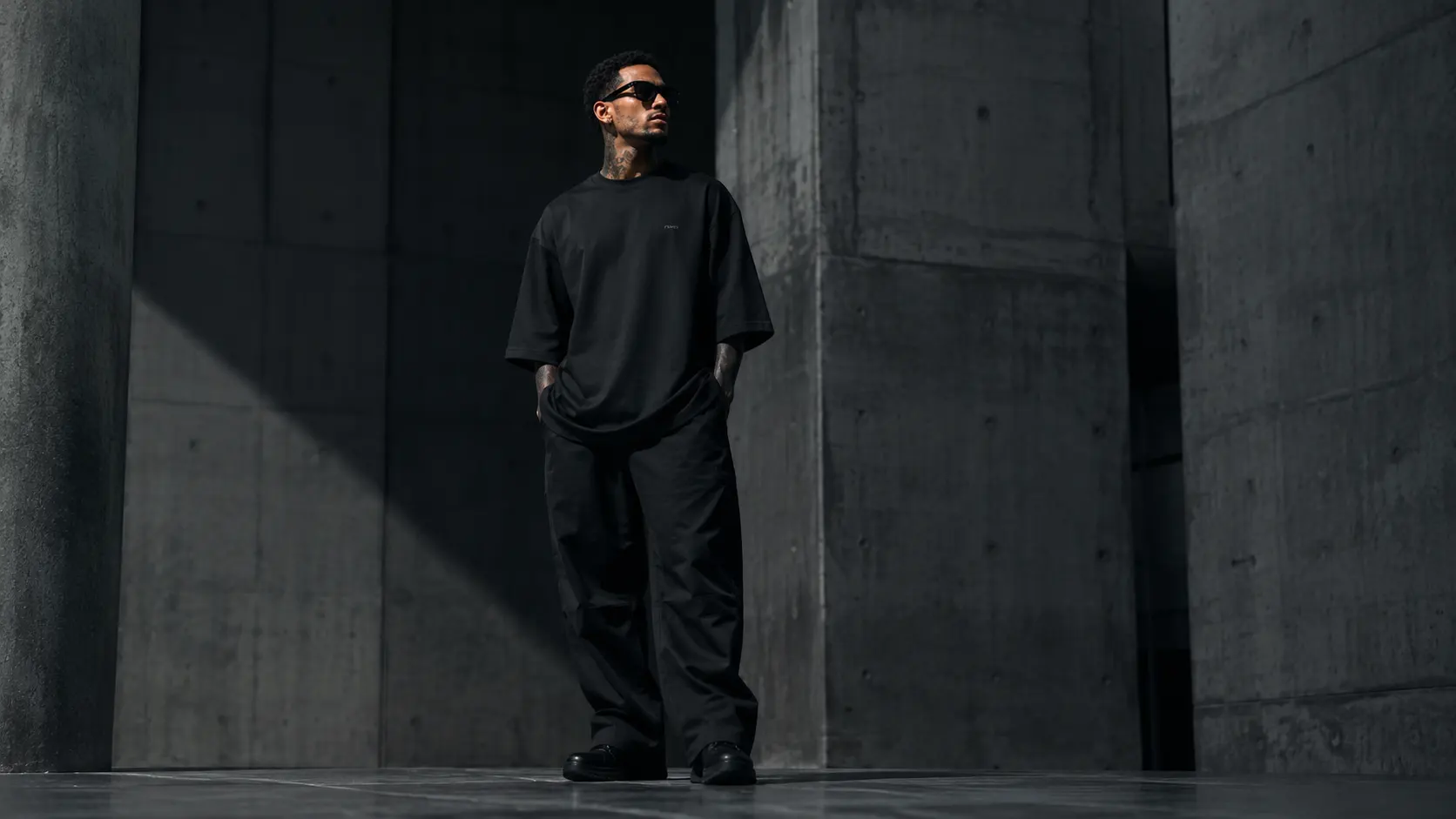 Modelo con polera heavyweight negra hëo de fit oversized